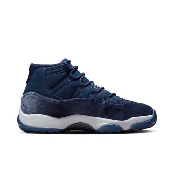 2022 women’s Air Jordan 11 Retro 'Midnight Navy Velvet' - Picture 2 of 9
